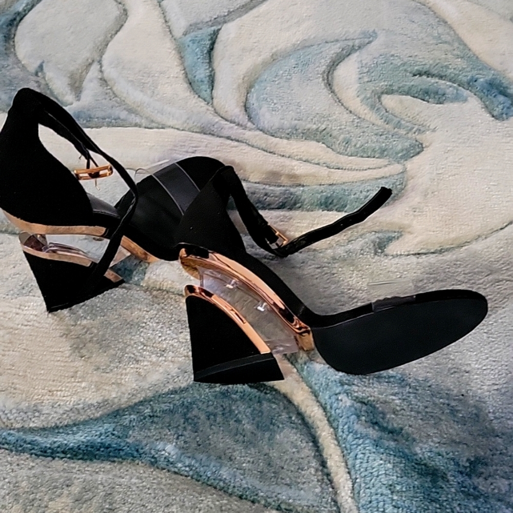 Black and gold size 7 3.5inch heel woman's dress shoe